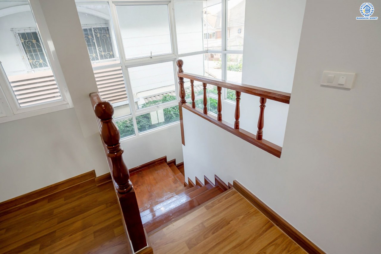 บ้านมือสองตกแต่งใหม่ โครงการ รัชชา2 บางใหญ่ เนื้อที่ 60 ตร.ว. ฟังก์ชัน 3 ห้องนอน 3 ห้องน้ำ 1 ห้องอเนกประสงค์ จอดรถได้ 2 คัน บนทำเลใกล้ถนนใหญ่เพียง 100 เมตร เชื่อมต่อถ.กาญจนาภิเษก ใกล้เซ็นทรัลเวสต์เกต ทางด่วน "ศรีรัช" และรถไฟฟ้าสายสีม่วง "สถานีสามแยกบางใหญ่"